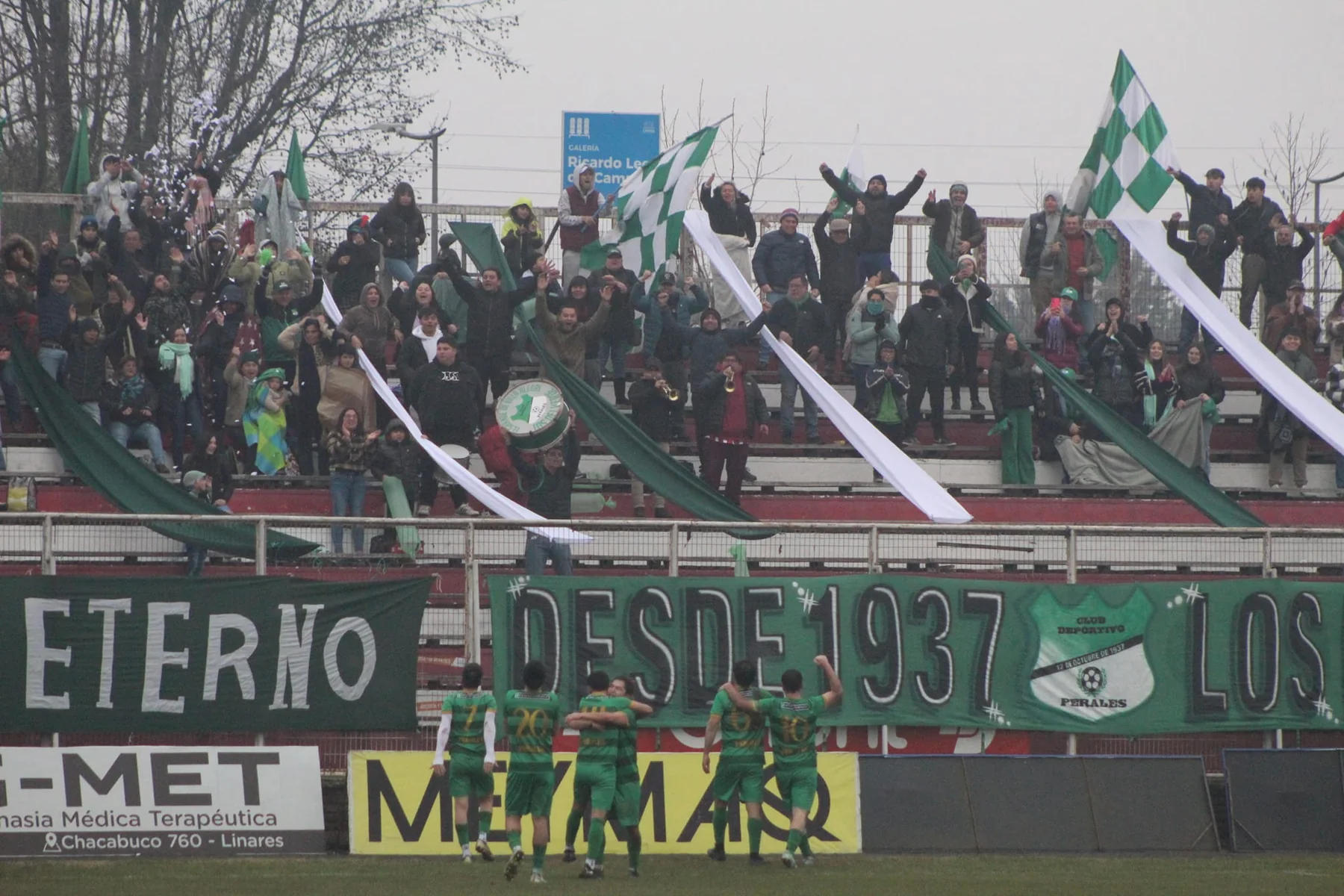 La hinchada de Perales alentando en la final regional 2024